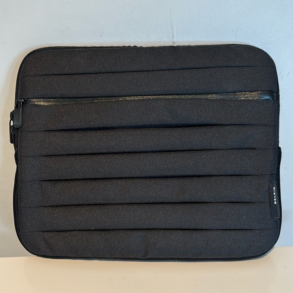 Belkin F8N277tt Pleated Sleeve for Apple iPad and iPad 2